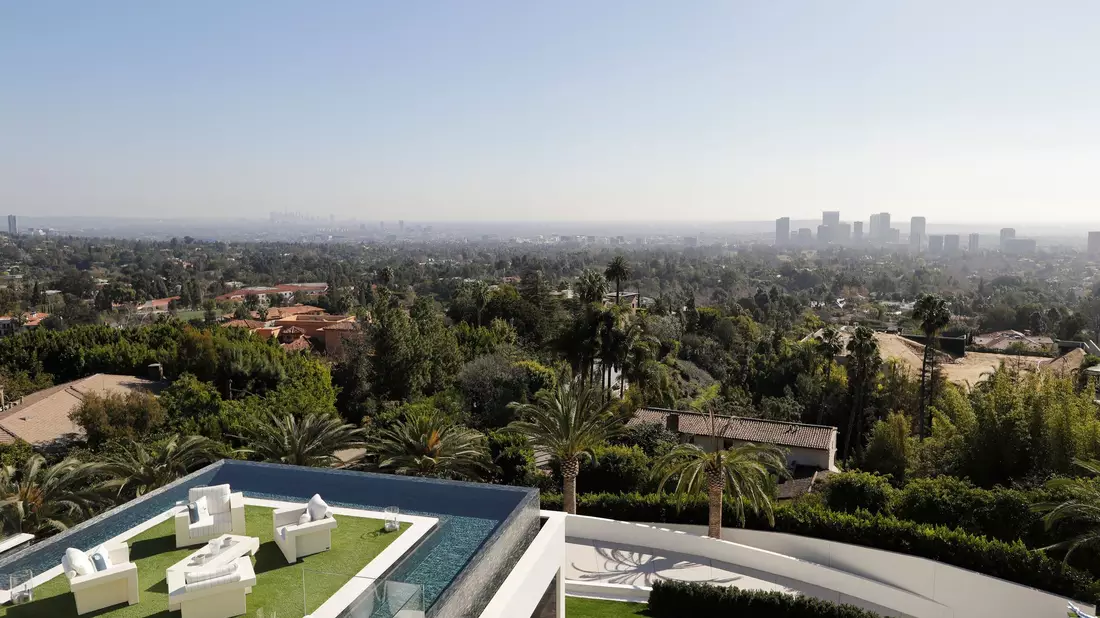 Sondersteuern auf Luxusimmobilien? Die Linke orientiert sich am Vorbild Los Angeles. (Archivbild) - Bild: Jae C. Hong/AP/dpa