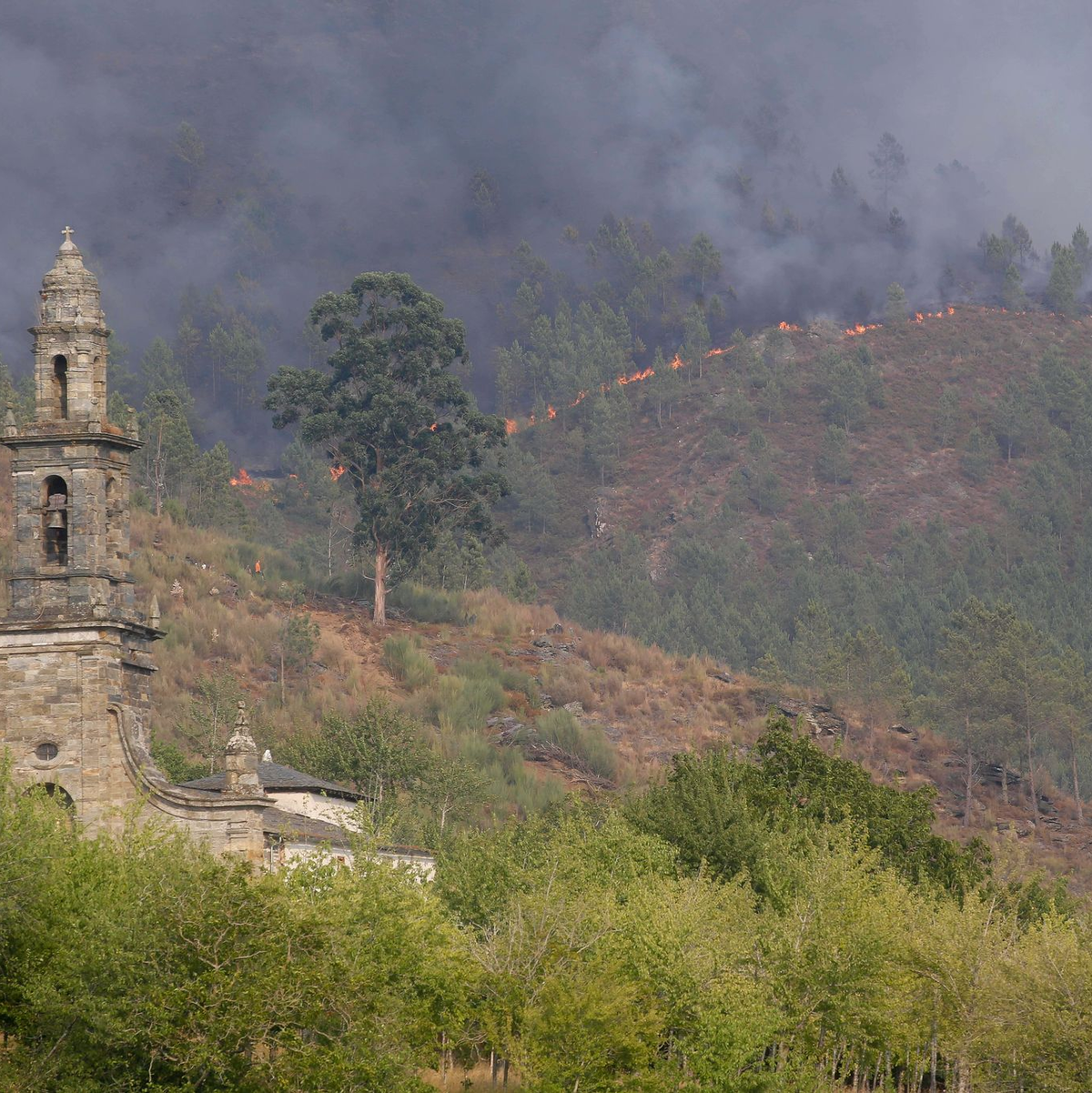 Die Brände haben im August bereits vier Menschenleben gefordert.  - Foto: Carlos Castro/EUROPA PRESS/dpa