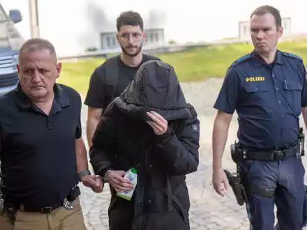 Mit Fußfesseln wird die 39-Jährige in den Gerichtssaal geführt. - Foto: Peter Kneffel/dpa