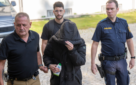 Mit FuĂfesseln wird die 39-JĂ€hrige in den Gerichtssaal gefĂŒhrt. - Foto: Peter Kneffel/dpa Mit FuĂfesseln wird die 39-JĂ€hrige in den Gerichtssaal gefĂŒhrt. - Foto: Peter Kneffel/dpa