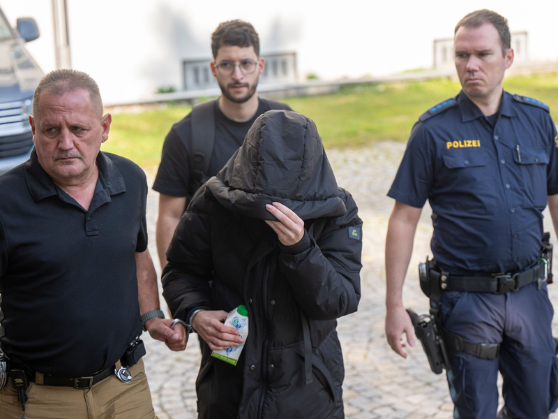 Mit Fußfesseln wird die 39-Jährige in den Gerichtssaal geführt. - Foto: Peter Kneffel/dpa