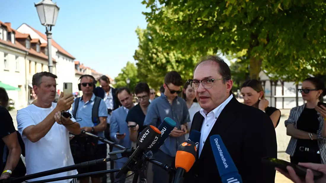 Auf die abgeschobenen Afghanen wurde Bundesinnenminister Alexander Dobrindt (CSU) von Journalistinnen und Journalisten auch während seiner Sommerreise mit Stationen in Sachsen-Anhalt und Niedersachsen angesprochen. (Archivfoto) - Bild: Hendrik Schmidt/dpa