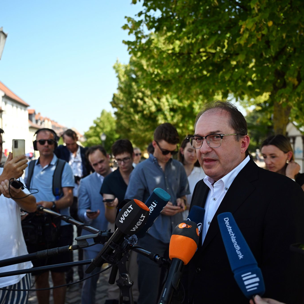 Auf die abgeschobenen Afghanen wurde Bundesinnenminister Alexander Dobrindt (CSU) von Journalistinnen und Journalisten auch während seiner Sommerreise mit Stationen in Sachsen-Anhalt und Niedersachsen angesprochen. (Archivfoto) - Foto: Hendrik Schmidt/dpa