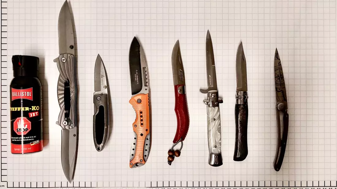 BPOL NRW: Bundespolizei zieht beim Treppentanz sieben Messer aus dem Verkehr - Bild: presseportal.de