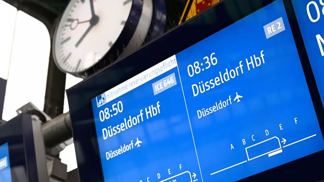 Ein Brandanschlag im Juli war einer der Gründe für die schlechte Pünktlichkeit im Fernverkehr der Deutschen Bahn. Inzwischen ist die Strecke wieder frei. (Archivbild) - Bild: Roberto Pfeil/dpa