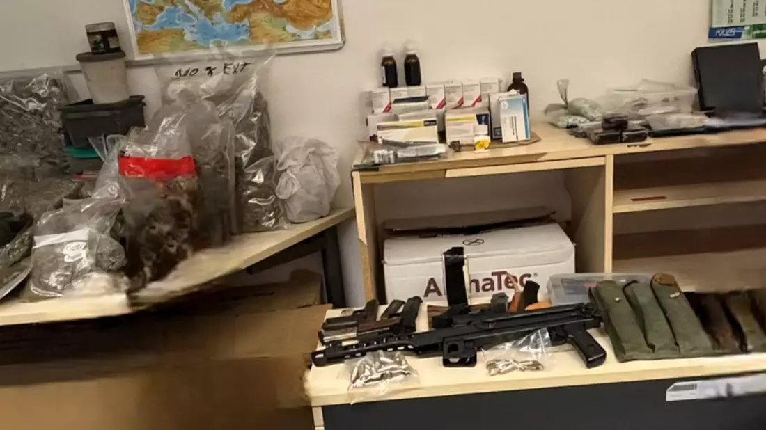 POL-K: 250818-3-LEV Feuerwehr entdeckt Drogen und Waffen nach Wohnungsbrand - 41-Jähriger festgenommen - Bild: presseportal.de