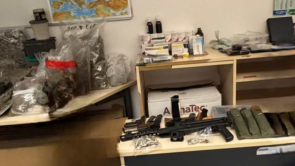 POL-K: 250818-3-LEV Feuerwehr entdeckt Drogen und Waffen nach Wohnungsbrand - 41-Jähriger festgenommen - Foto: presseportal.de