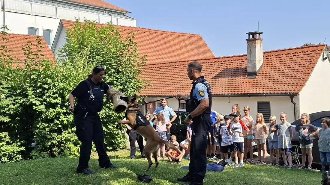 POL-KN: (Spaichingen / Lkr. Tuttlingen) - Polizeihunde, Motorräder und Urkunden: Kinderferienprogramm beim Polizeirevier Spaichingen (15.08.2025) - Bild: presseportal.de