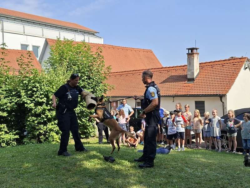 POL-KN: (Spaichingen / Lkr. Tuttlingen) - Polizeihunde, Motorräder und Urkunden: Kinderferienprogramm beim Polizeirevier Spaichingen (15.08.2025) - Foto: presseportal.de