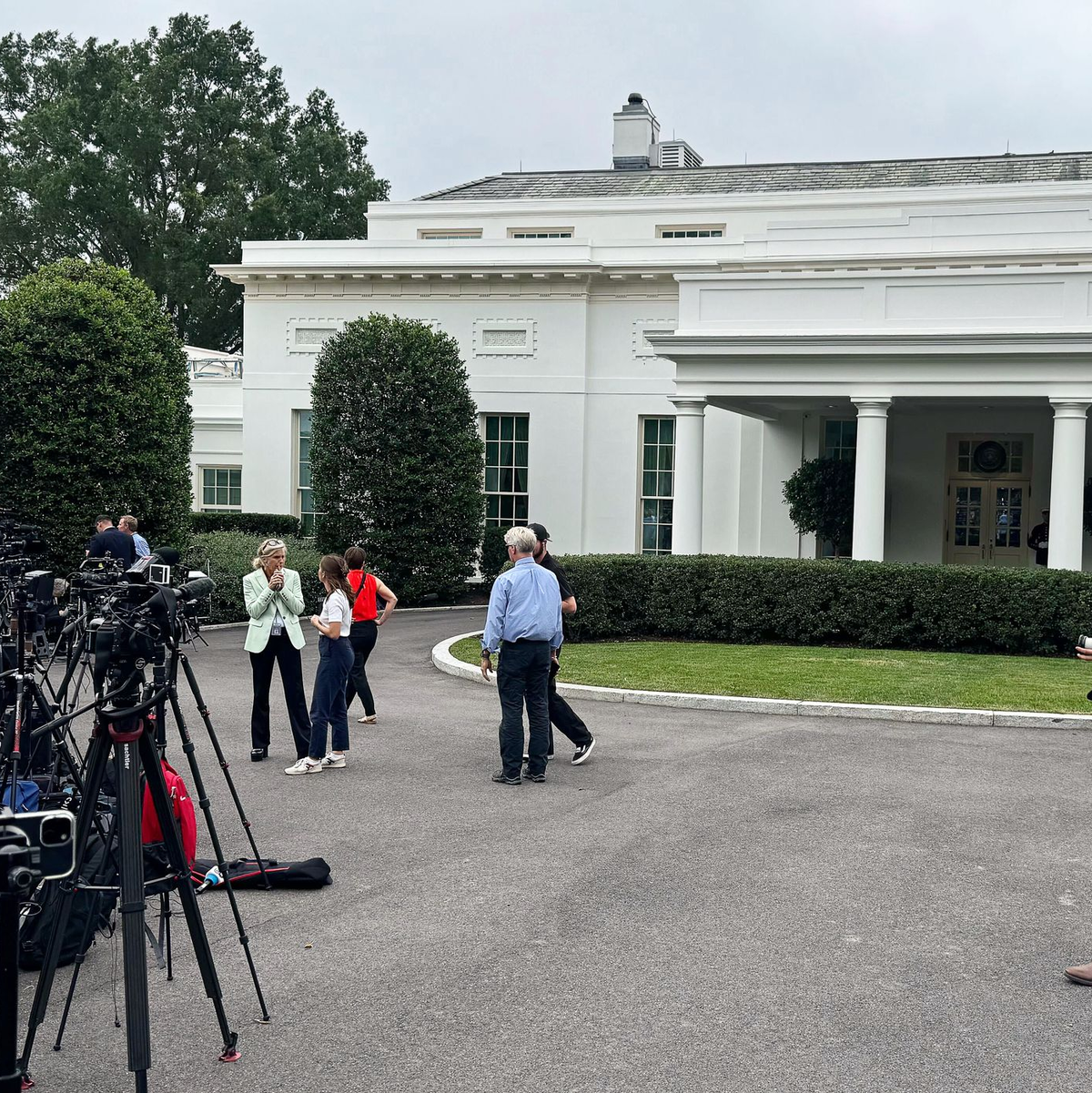 Kanzler Merz und andere Europäer sind bereits am Weißen Haus angekommen. - Foto: Luzia Geier/dpa