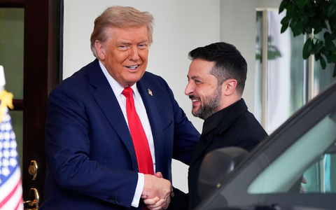 Selenskyjs letzter Besuch im Weißen Haus im Februar war in einem Fiasko geendet. In der Kritik stand damals auch Selenskyjs Outfit.  - Foto: Alex Brandon/AP/dpa