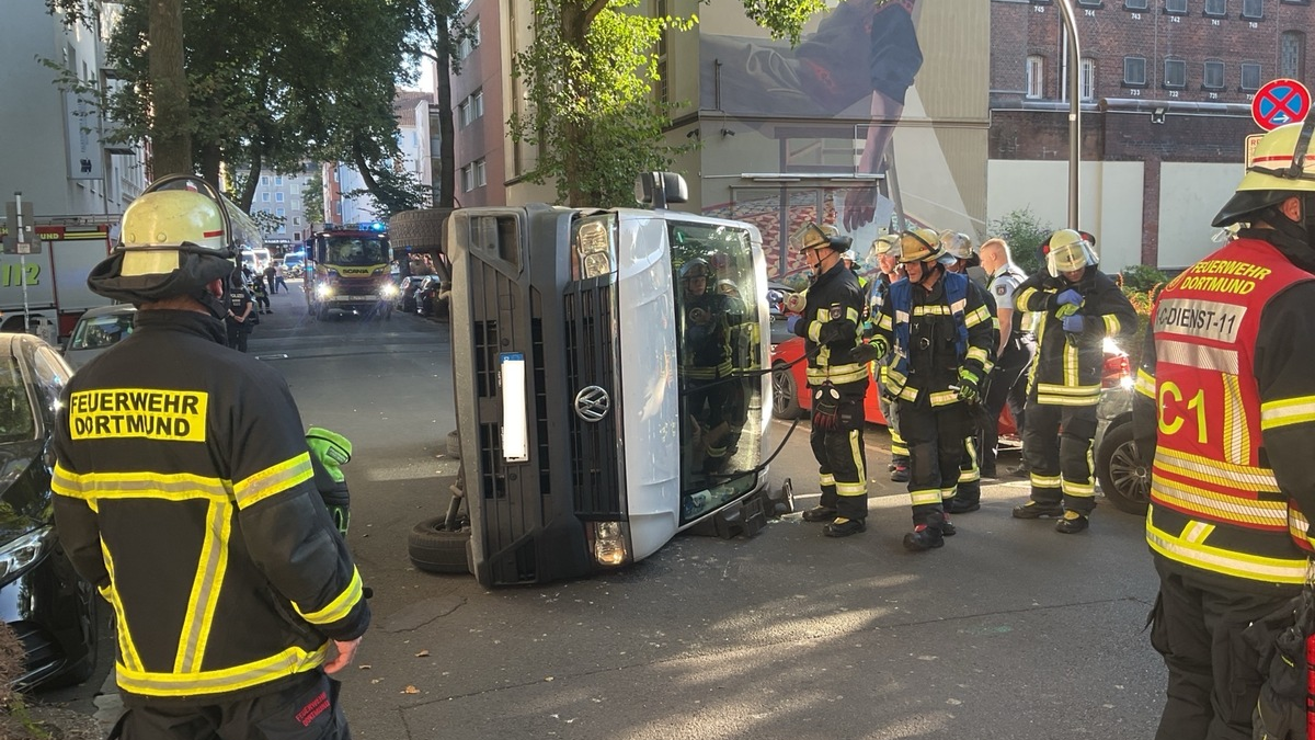 FW-DO: Verkehrsunfall auf der Gerichtsstraße - Feuerwehr befreit Verletzten - Foto: presseportal.de