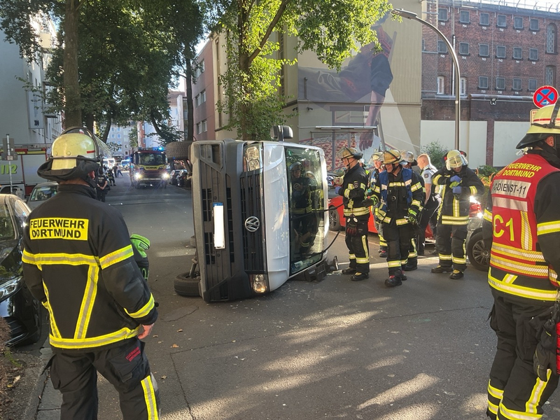 FW-DO: Verkehrsunfall auf der Gerichtsstraße - Feuerwehr befreit Verletzten - Foto: presseportal.de