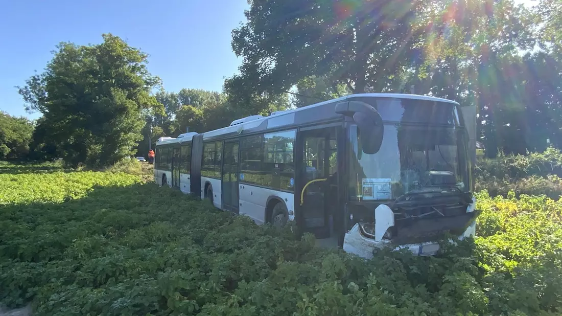 FW Ratingen: Unfall mit Linienbus endet ohne Verletzte - Bild: presseportal.de