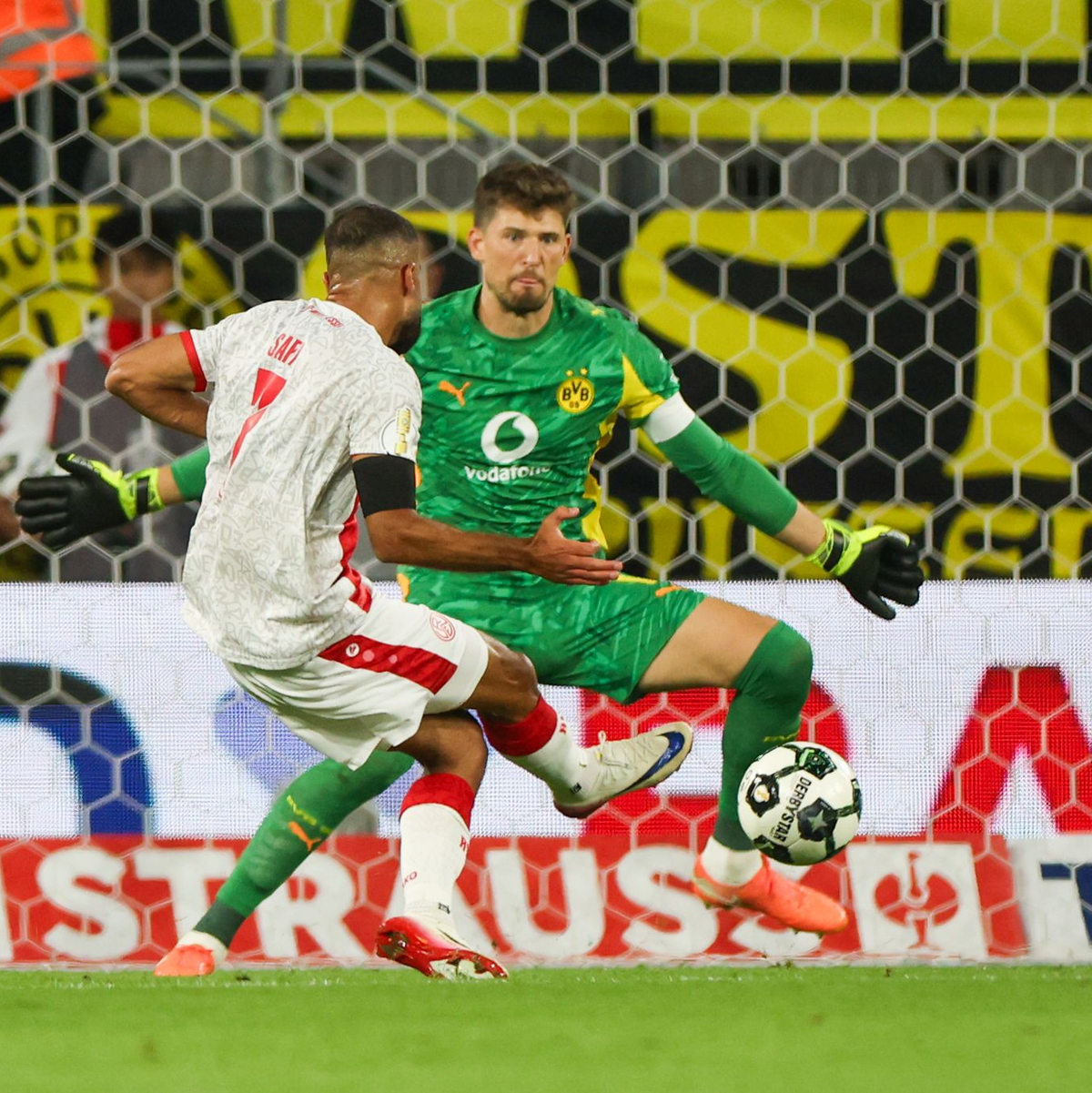 Zum Saisonauftakt gewann Kovac mit dem BVB im Pokal bei Rot-Weiss Essen 1:0. (Archivbild) - Foto: Christoph Reichwein/dpa