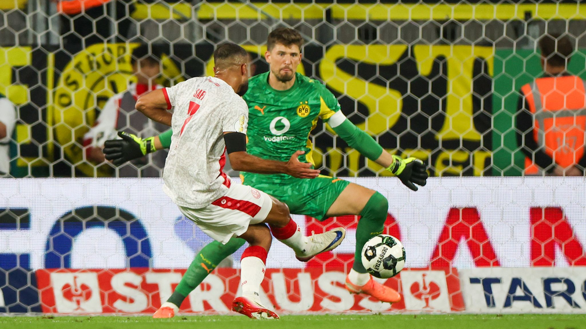 Gedenkminute für Ex-Fußballer Frank Mill, der bei beiden Clubs spielte. - Foto: Christoph Reichwein/dpa