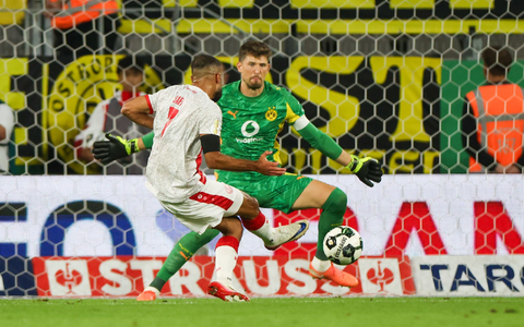 Gedenkminute für Ex-Fußballer Frank Mill, der bei beiden Clubs spielte. - Foto: Christoph Reichwein/dpa Gedenkminute für Ex-Fußballer Frank Mill, der bei beiden Clubs spielte. - Foto: Christoph Reichwein/dpa