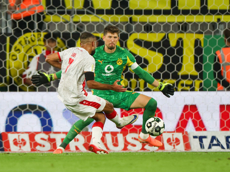 Gedenkminute für Ex-Fußballer Frank Mill, der bei beiden Clubs spielte. - Foto: Christoph Reichwein/dpa