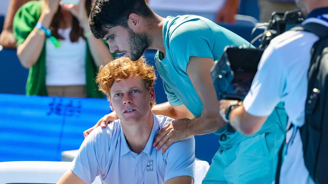 Jannik Sinner (l) und Carlos Alcaraz bei der Siegerehrung. - Bild: Scott Stuart/ZUMA Press Wire/dpa