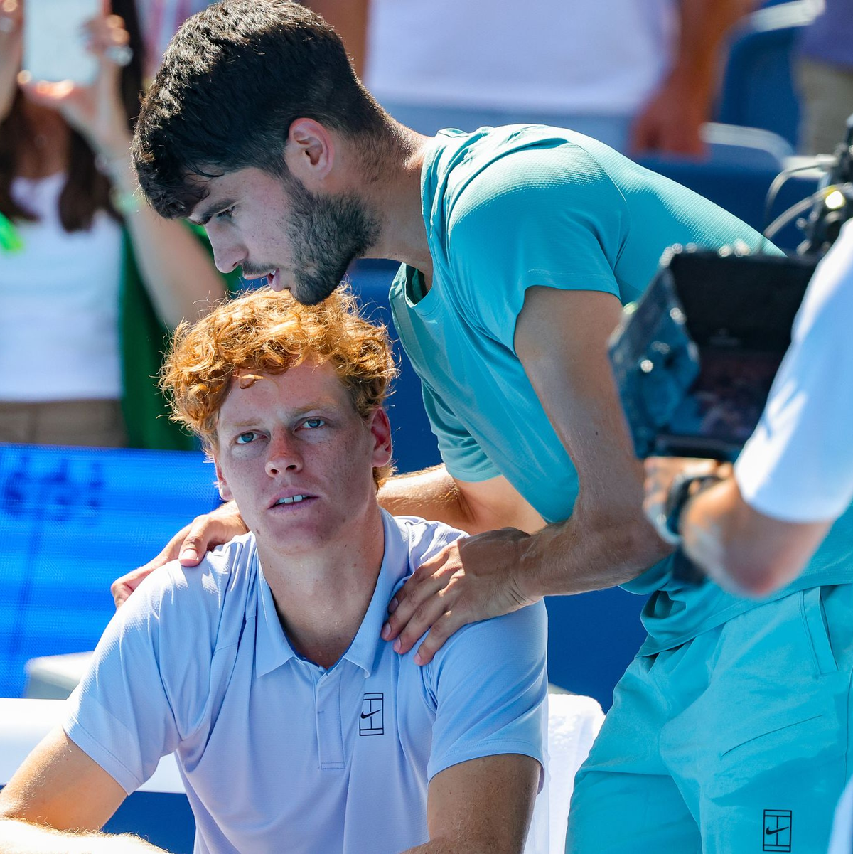 Jannik Sinner (l) und Carlos Alcaraz bei der Siegerehrung. - Foto: Scott Stuart/ZUMA Press Wire/dpa