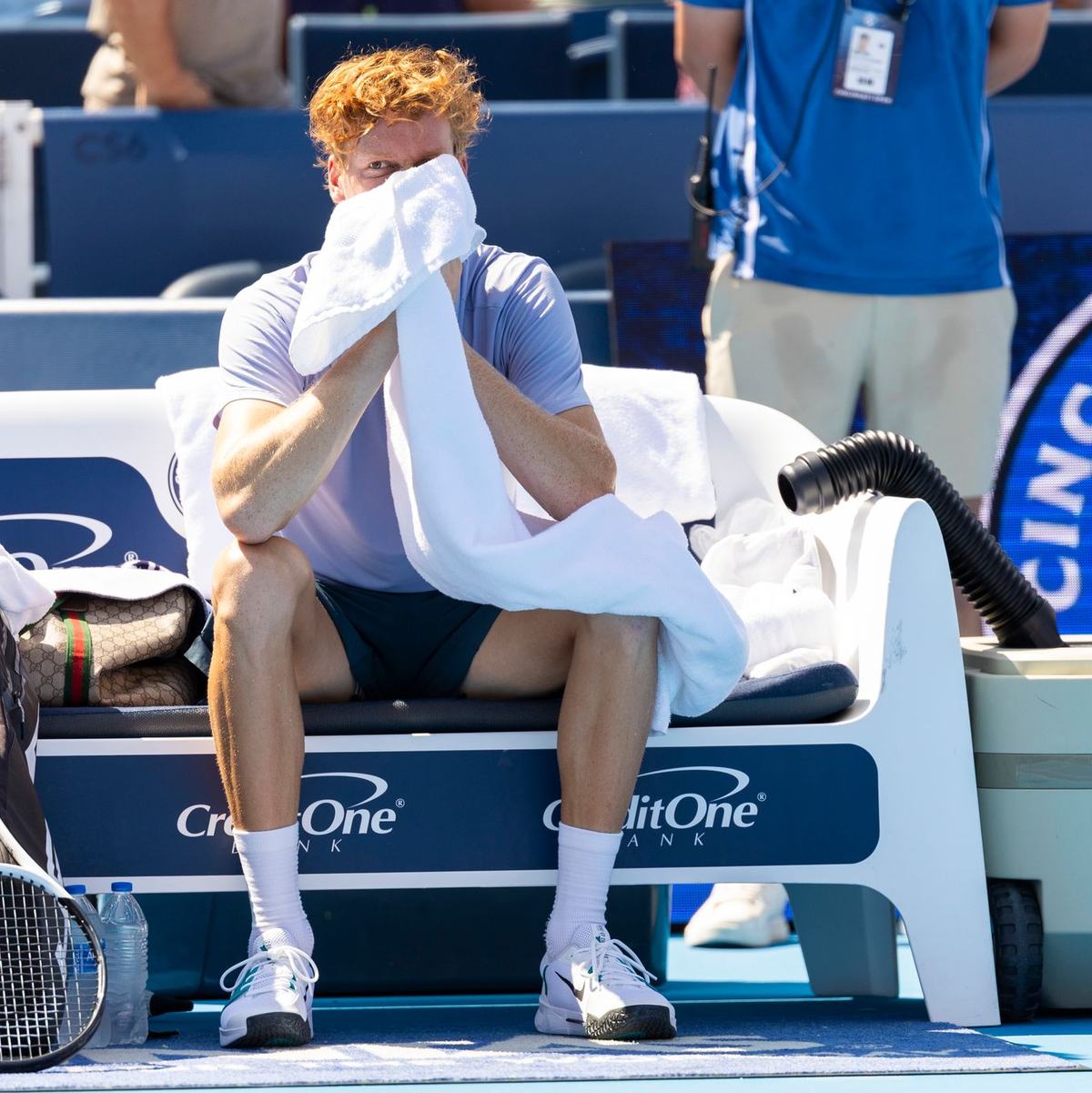 Kann Jannik Sinner (l) sein körperliches Tief rechtzeitig überwinden? In Cincinnati gab er im Finale gegen Carlos Alcaraz (r) auf. - Foto: Wally Nell/ZUMA Press Wire/dpa