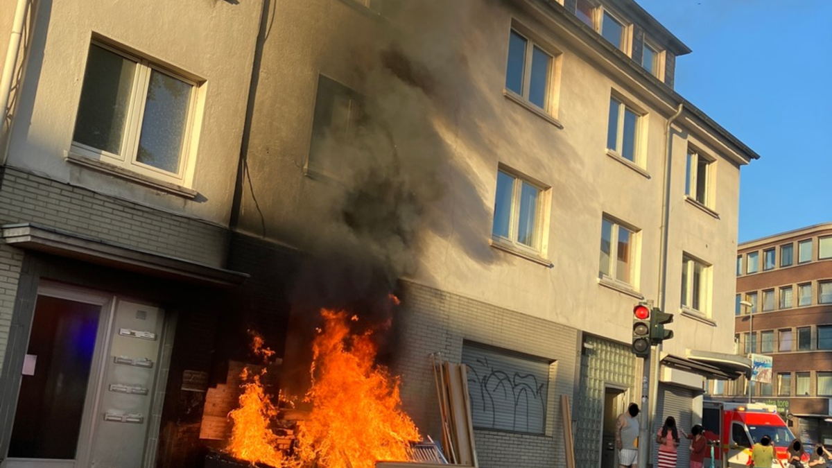 FW-MH: Brennender Unrat greift auf Wohngebäude über - Foto: presseportal.de