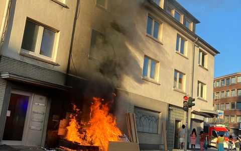 FW-MH: Brennender Unrat greift auf Wohngebäude über - Foto: presseportal.de