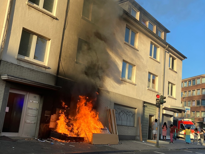 FW-MH: Brennender Unrat greift auf Wohngebäude über - Foto: presseportal.de