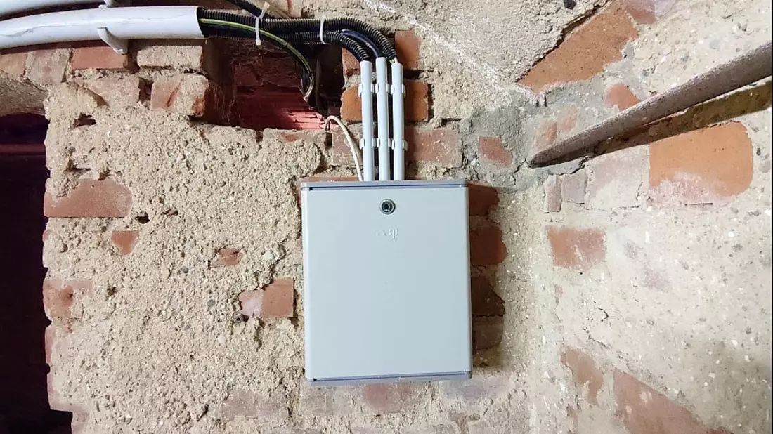 Hausanschluss mit Telefonleitungen (Archiv) - Bild: über dts Nachrichtenagentur