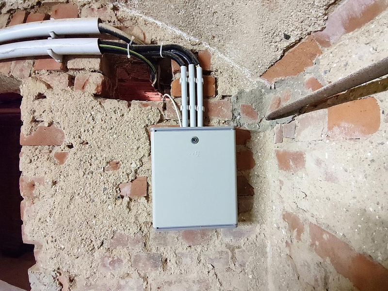 Hausanschluss mit Telefonleitungen (Archiv) - Foto: über dts Nachrichtenagentur