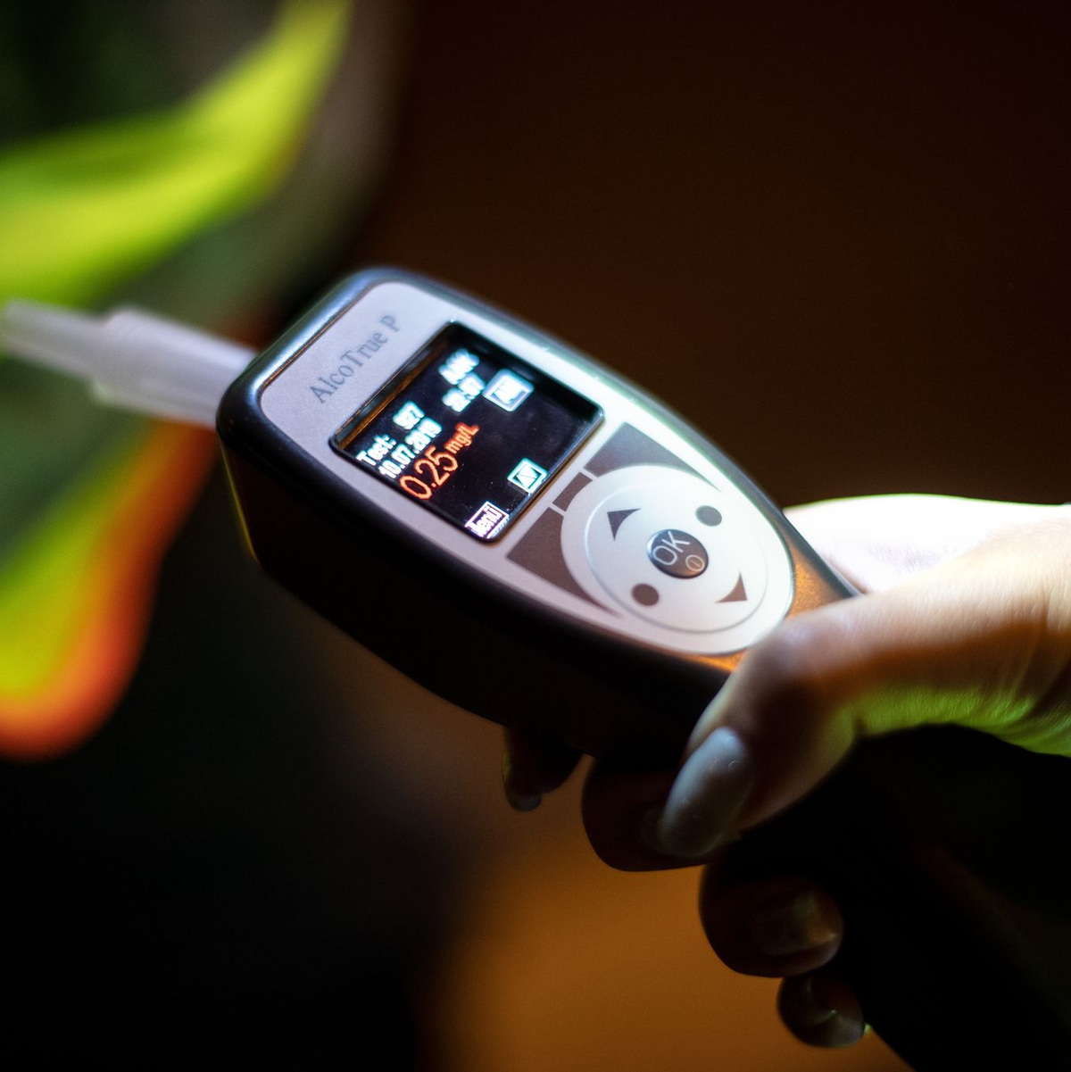 Beim offenbar noch betrunkeneren Beifahrer schaltete selbst das Messgerät ab. (Archivbild) - Foto: Sina Schuldt/dpa