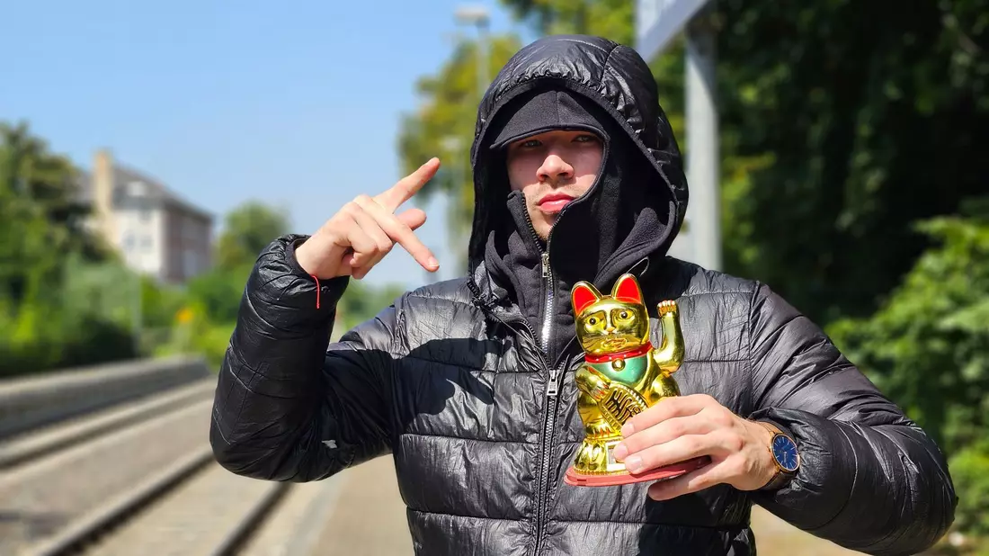 Fjodor Busik will mit Tiktok-Videos Aufmerksamkeit für Ostdeutschland erzeugen.  - Bild: Mike Müller/dpa