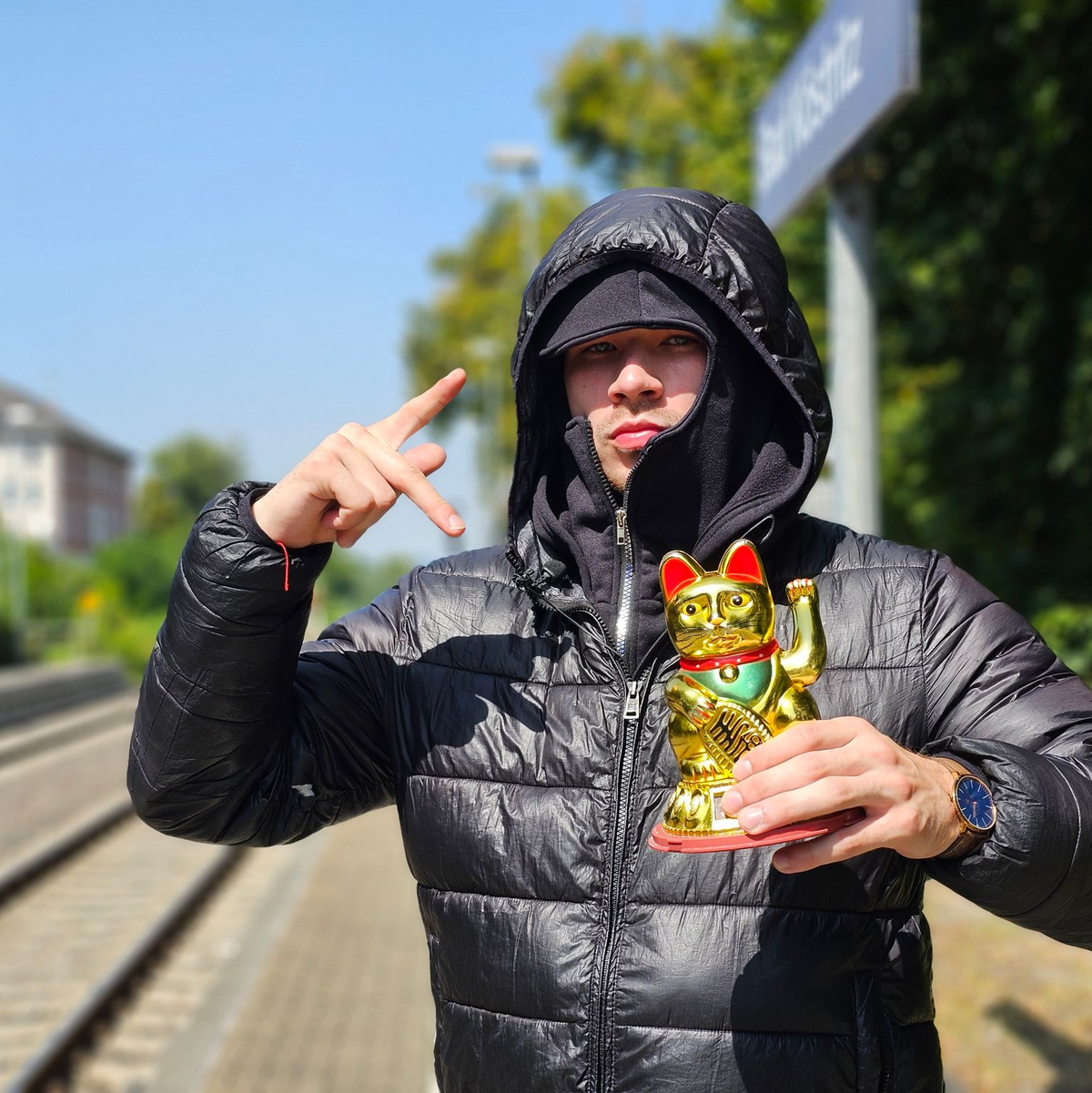 Fjodor Busik will mit Tiktok-Videos Aufmerksamkeit für Ostdeutschland erzeugen.  - Foto: Mike Müller/dpa