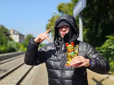 Fjodor Busik will mit Tiktok-Videos Aufmerksamkeit für Ostdeutschland erzeugen.  - Foto: Mike Müller/dpa