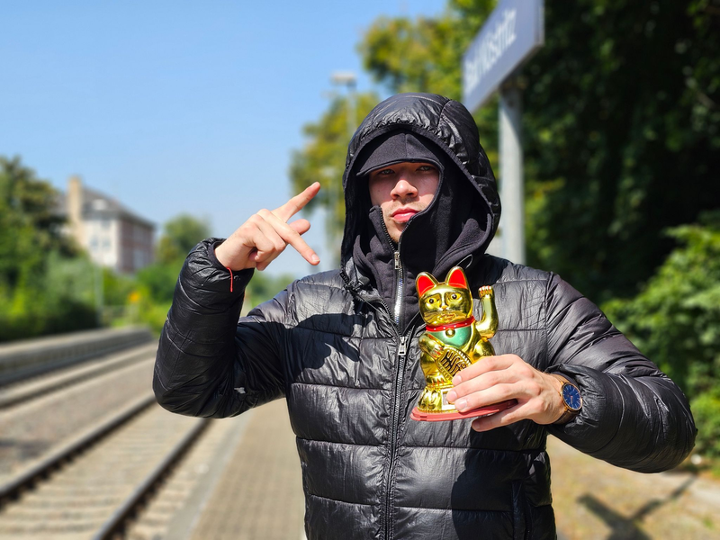 Fjodor Busik will mit Tiktok-Videos Aufmerksamkeit für Ostdeutschland erzeugen.  - Foto: Mike Müller/dpa