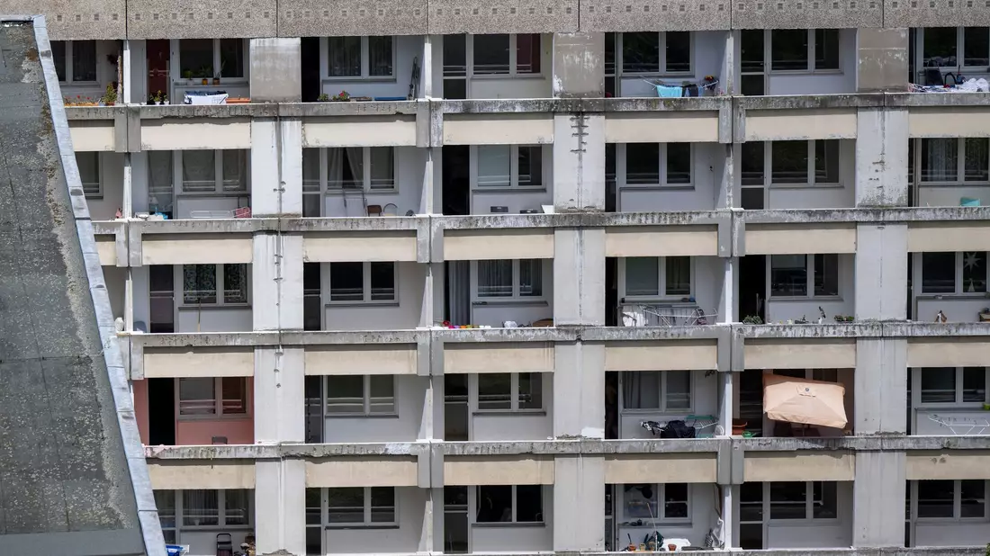 Ein ostdeutsches Klischee: Leben im Plattenbau. (Archivbild) - Bild: Monika Skolimowska/dpa