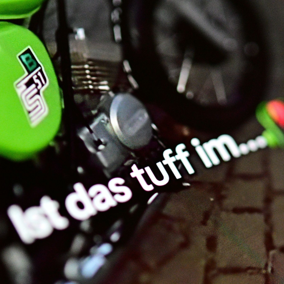 Auch Mopeds der Marke Simson tauchen häufig in den Videos auf.  - Foto: Sebastian Gollnow/dpa