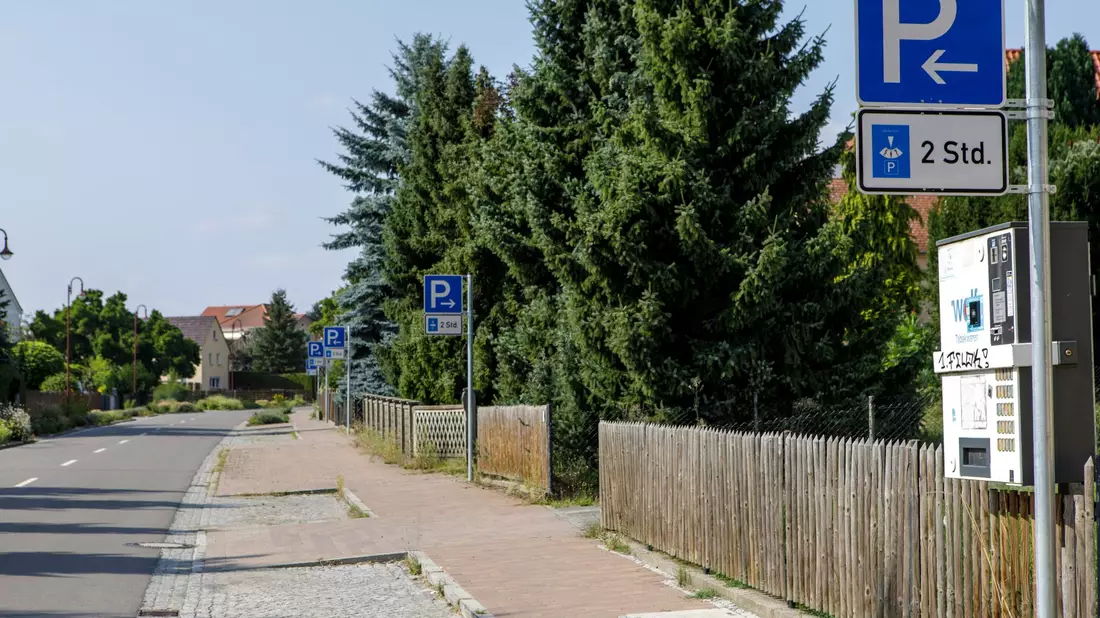 Im Örtchen Störmthal sind die Menschen verstimmt über eine Vielzahl von Parkschildern. - Bild: Julius-Christian Schreiner/dpa