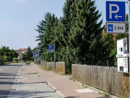 Im Örtchen Störmthal sind die Menschen verstimmt über eine Vielzahl von Parkschildern. - Foto: Julius-Christian Schreiner/dpa