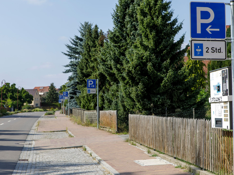 Im Örtchen Störmthal sind die Menschen verstimmt über eine Vielzahl von Parkschildern. - Foto: Julius-Christian Schreiner/dpa