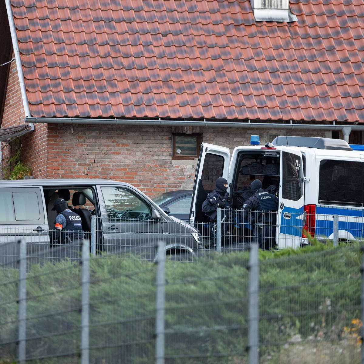 Die Polizei war an mehreren Orten im Einsatz. - Foto: Steffen Ittig/NEWS5/dpa