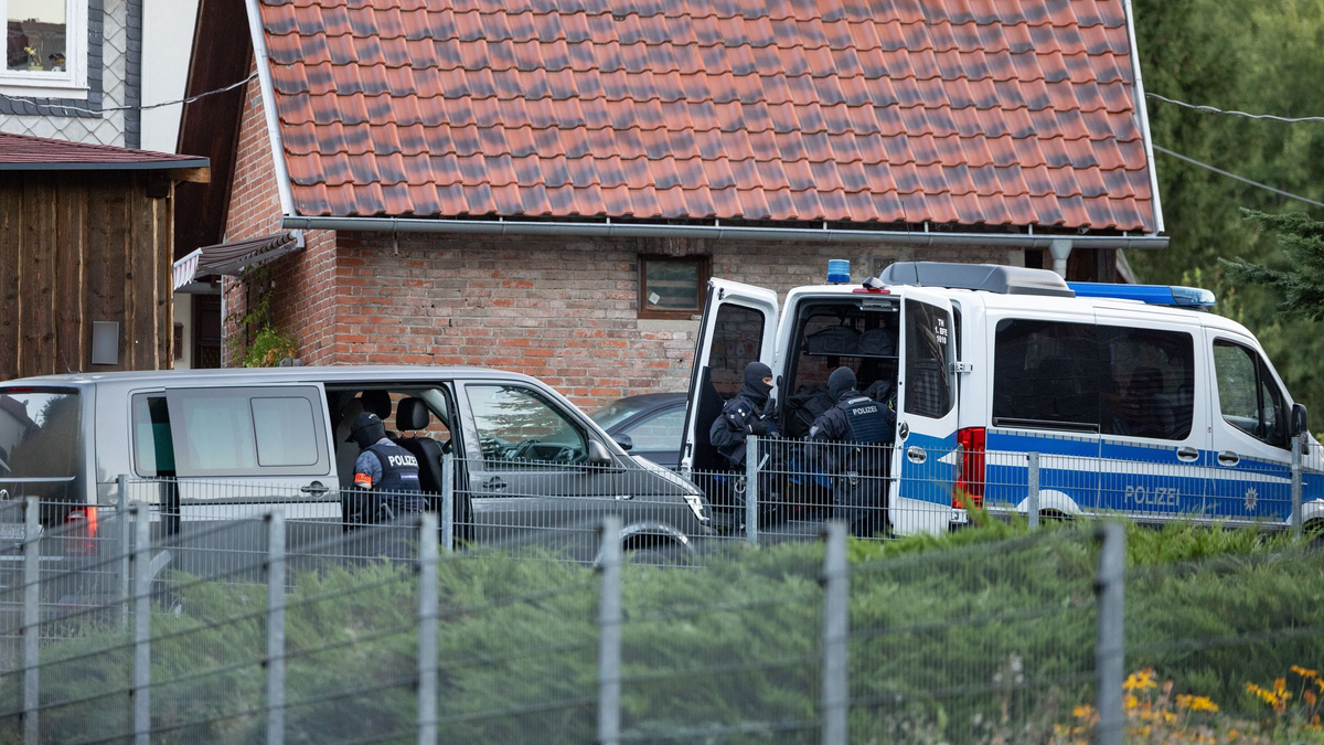 Die Polizei war an mehreren Orten im Einsatz. - Foto: Steffen Ittig/NEWS5/dpa