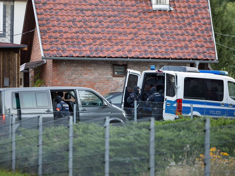 Die Polizei war an mehreren Orten im Einsatz. - Foto: Steffen Ittig/NEWS5/dpa