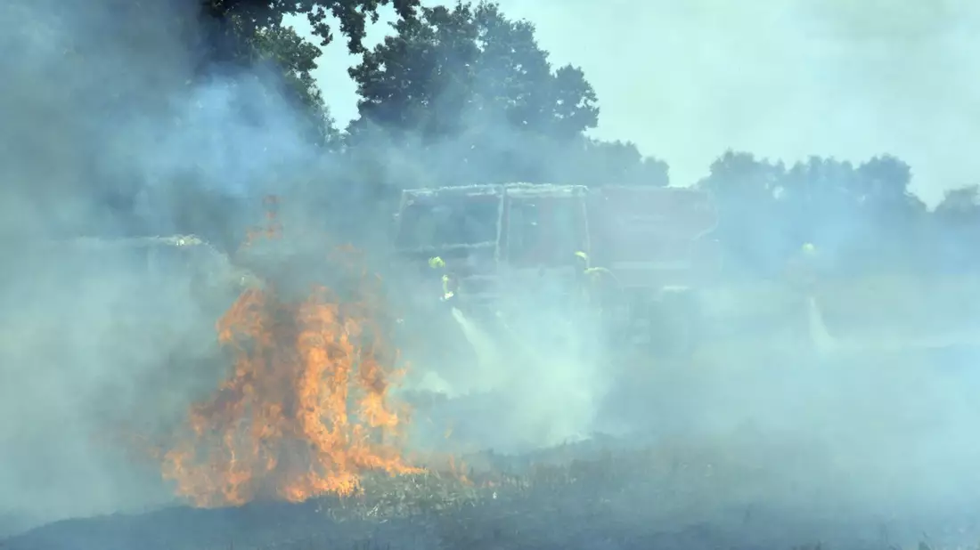 FW Lüchow-Dannenberg: +++ Besondere Brände erfordern besondere Maßnahmen +++ Feuerwehren der Samtgemeinde Elbtalaue trainieren die Brandbekämpfung von Vegetationsbränden +++ - Bild: presseportal.de