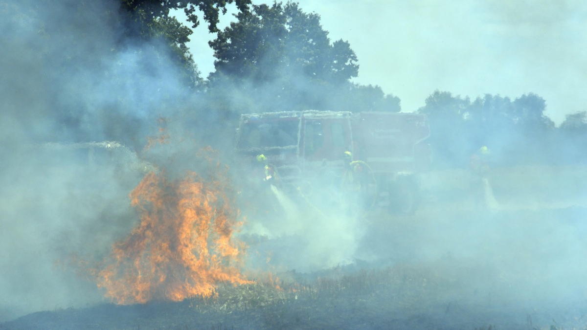 FW Lüchow-Dannenberg: +++ Besondere Brände erfordern besondere Maßnahmen +++ Feuerwehren der Samtgemeinde Elbtalaue trainieren die Brandbekämpfung von Vegetationsbränden +++ - Foto: presseportal.de
