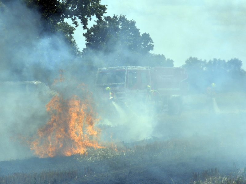 FW Lüchow-Dannenberg: +++ Besondere Brände erfordern besondere Maßnahmen +++ Feuerwehren der Samtgemeinde Elbtalaue trainieren die Brandbekämpfung von Vegetationsbränden +++ - Foto: presseportal.de