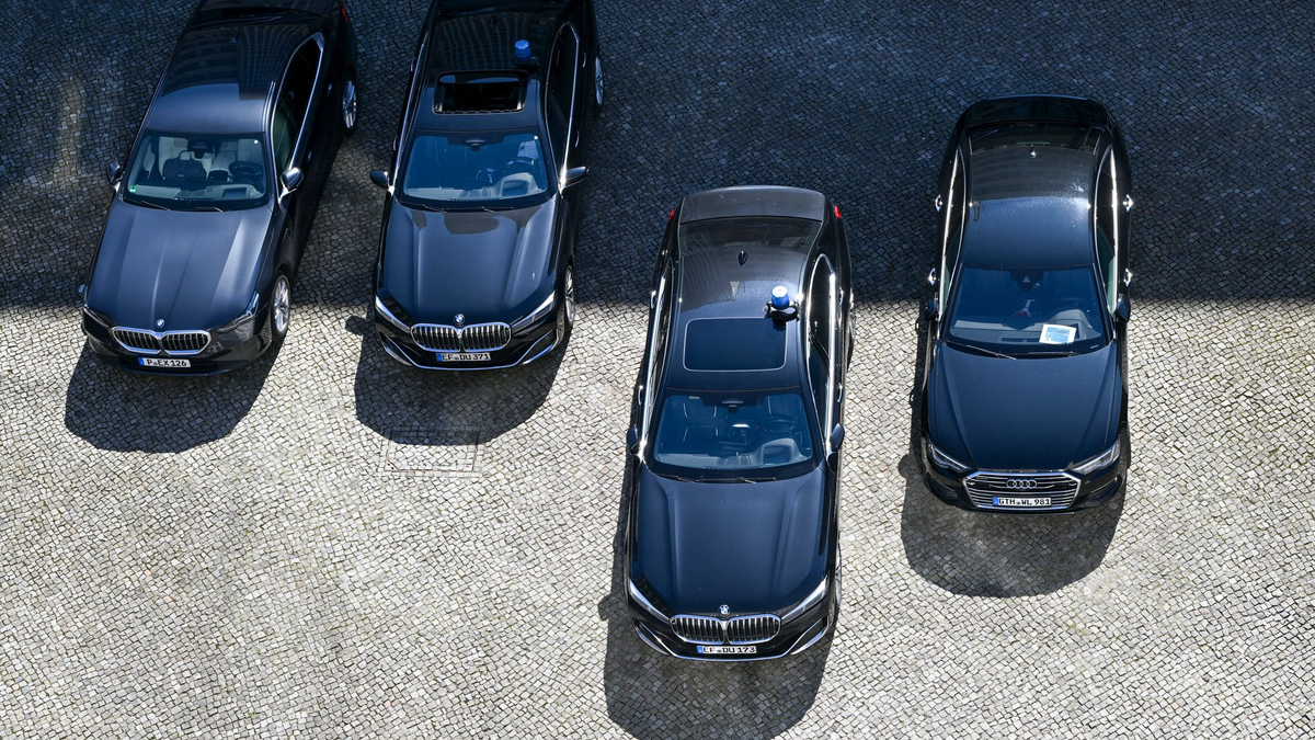 Die Deutsche Umwelthilfe kritisiert seit Jahren, dass viele Spitzenpolitiker bei der Wahl ihrer Dienstwagen nicht auf die Folgen für das Klima achten. (Symbolbild). - Foto: Jens Kalaene/dpa