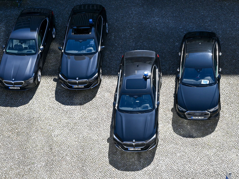 Die Deutsche Umwelthilfe kritisiert seit Jahren, dass viele Spitzenpolitiker bei der Wahl ihrer Dienstwagen nicht auf die Folgen für das Klima achten. (Symbolbild). - Foto: Jens Kalaene/dpa