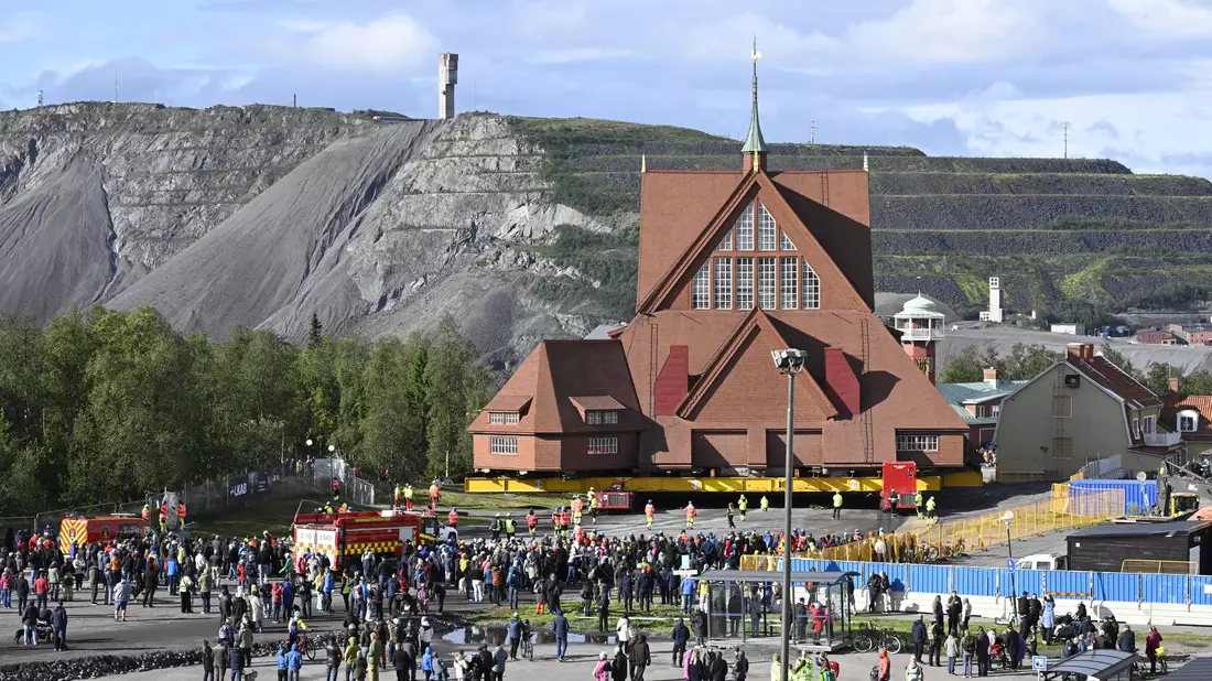 Ein Rahmenprogramm begleitet die Umsiedlung der Kirche. - Bild: Fredrik Sandberg/TT News Agency/AP/dpa