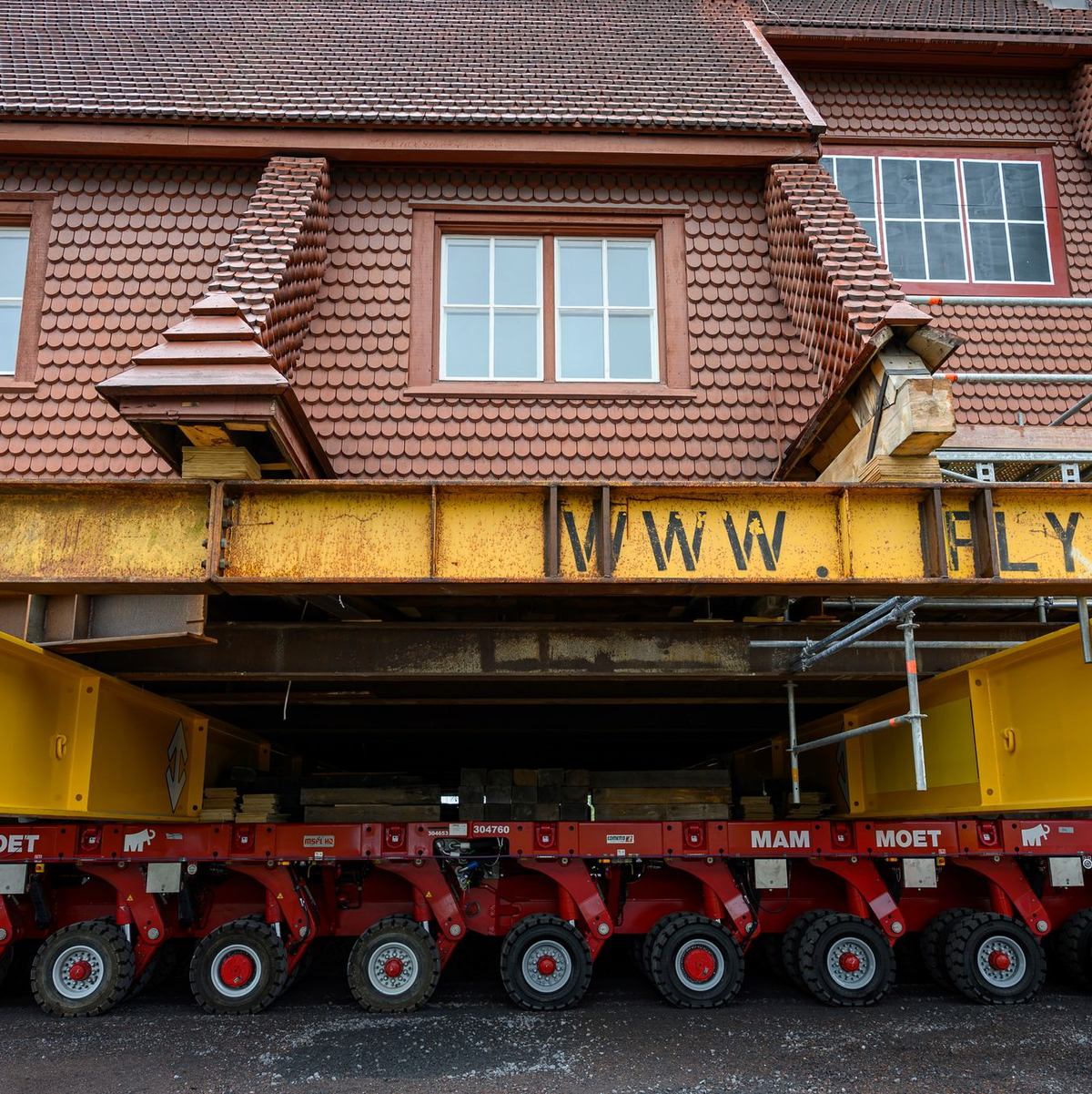 Das 672 Tonnen schwere Gebäude rollt langsam durch die Stadt. - Foto: Malin Haarala/AP/dpa